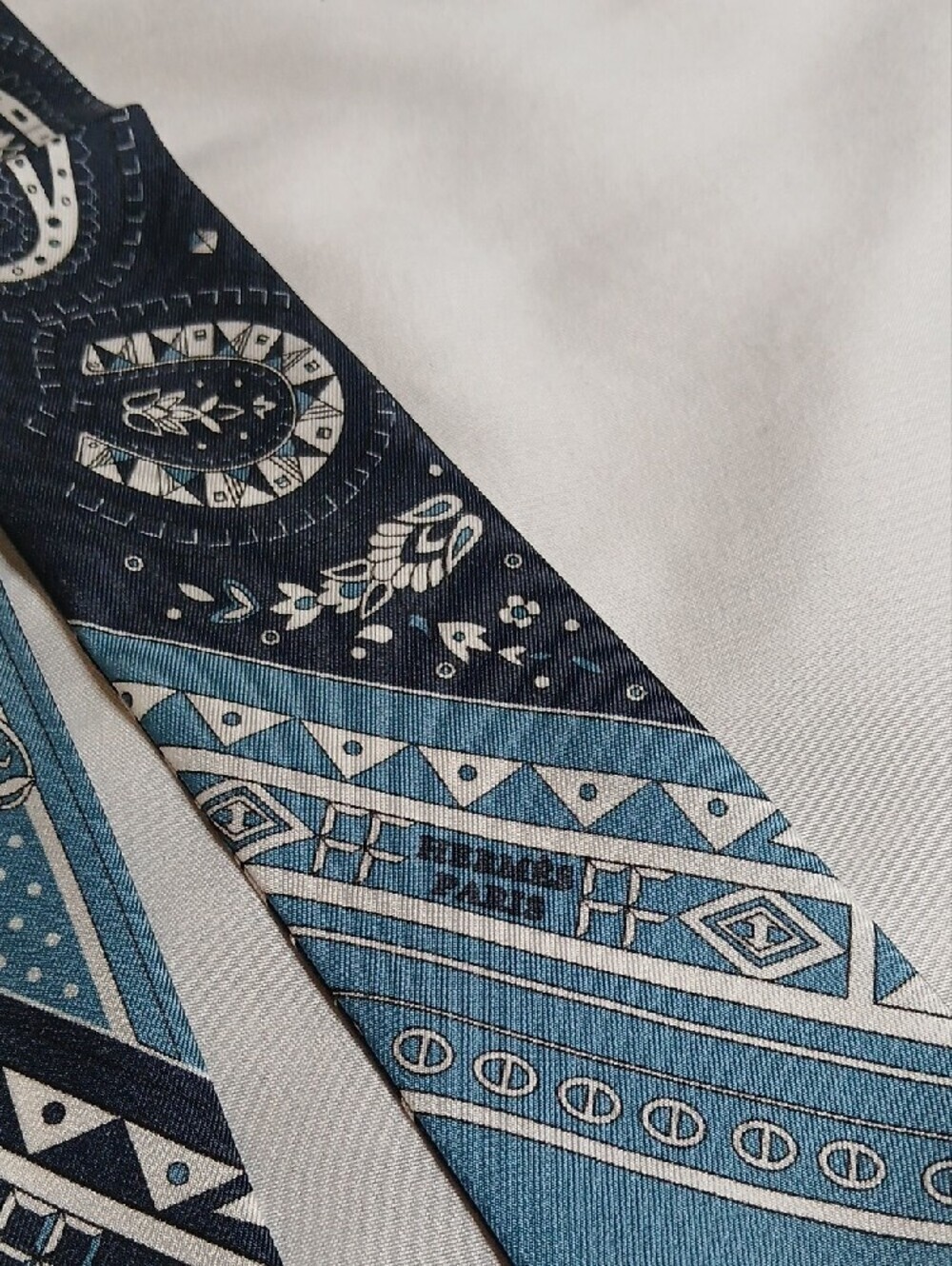 Hermès "Cheval de Coeur" Bandana Silk Twilly Scarf - Picture 2 of 4